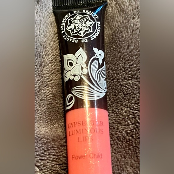 2 lipstick/glosses full sized. Manna Kadar and Passport to Beauty - Picture 4 of 5